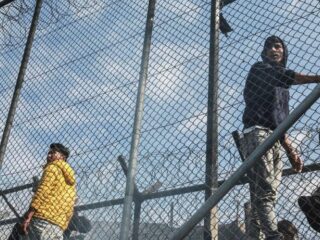 Griekse politie arresteert vijf mensen voor brand kamp Moria