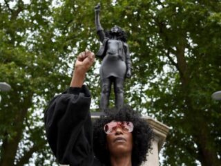 Standbeeld van BLM-activiste geplaatst op plek van neergehaalde slavenhandelaar