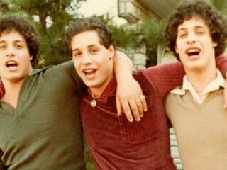 Deze drieling werd bij geboorte gescheiden voor een geheim experiment en wist dat niet