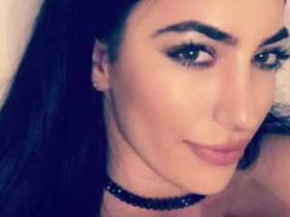 Vluchteling Vivian Nouri staat op het punt om door te breken als zangeres in Hollywood