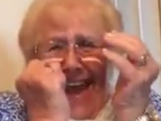 VIDEO: Oma ziet Snapchat-filters voor het eerst en gilt het uit