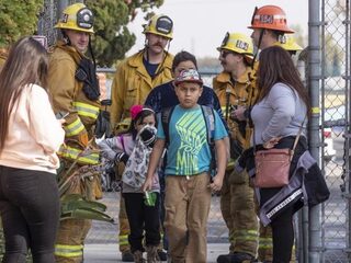 Vliegtuig dumpt brandstof boven basisscholen in Los Angeles