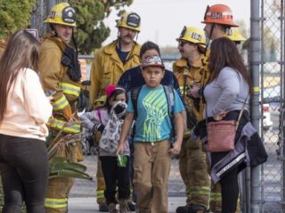 Vliegtuig dumpt brandstof boven basisscholen in Los Angeles