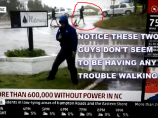 Verslaggever doet alsof hij strijdt tegen orkaan tijdens live-uitzending