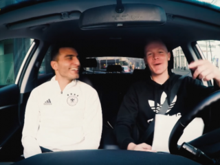 Tom Beugelsdijk showt Touzani zijn rapskills