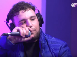 Sam J'taime doet 'Jonge Jongens' en 'Ewa Safi' live tijdens DiXte 1000 Avondshow