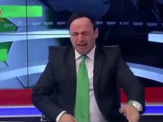 Sportpresentator huilt van geluk tijdens live-uitzending