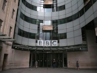 BBC genoodzaakt om zevenhonderd vrouwen meer salaris te geven