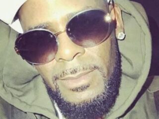R. Kelly beschuldigd van het beledigen van een gehandicapte fan