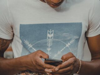 Datingapp blokkeert het woordje 'Hey' als openingszin