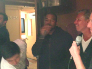 Kanye West duikt karaokebar in met Mark Zuckerberg