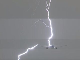 Beelden van door bliksem getroffen KLM-vliegtuig gaan de wereld over