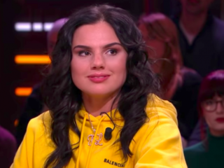 Famke Louise bevestigt relatie met Ronnie Flex in RTL Late Night