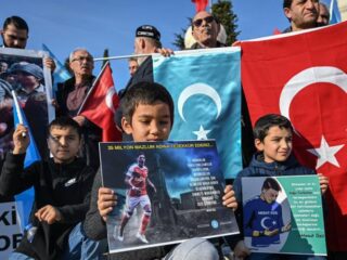 Mesut Özil neemt het op voor Oeigoeren, Chinese tv-zender besluit Arsenal-kraker niet meer uit te zenden