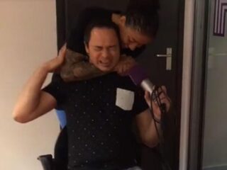 MMA-vechter Germaine de Randamie doet 'rear naked choke' bij FunX dj