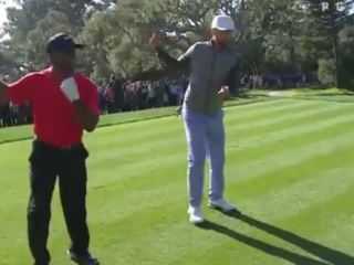 VIDEO: Justin Timberlake doet Carlton dance tijdens golftoernooi