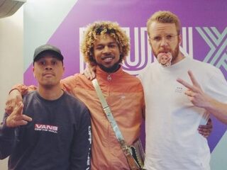 Bliksembezoek van Bokoesam aan Sunday Service over 'Solo'