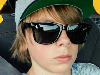 Gepeste jongen krijgt duizenden volgers om haters terug te pakken