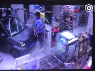 VIDEO: Man rijdt winkel in met zijn auto om te schuilen tegen de regen