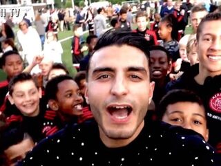 Straatvoetballer Soufiane Touzani trapt balletje met jeugd Ajax