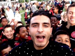 Straatvoetballer Soufiane Touzani trapt balletje met jeugd Ajax