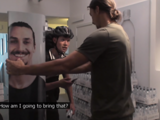 VIDEO: Zlatan Ibrahimovic maakt fietskoerier gek