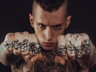 Tatoeagezaak haalt haatsymbolen en racistische tatoeages gratis weg