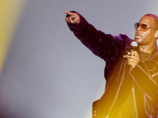 Demonstranten voor hoofdkantoor Sony: 'R. Kelly moet weg!'