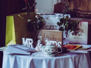 Politie zoekt wedding crasher die cadeaus steelt op bruiloften