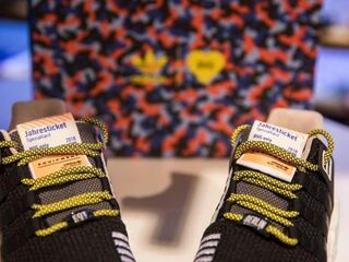 Einde OV-chipkaart: Betaal nu met je sneakers!