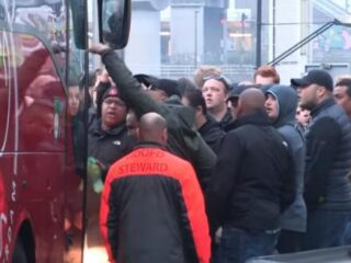 Boze Ajax-fans belagen eigen spelersbus na verlies van PSV