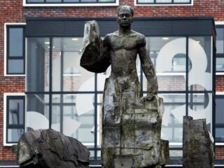 'Wij slaven van Suriname' van Anton de Kom in bestsellerlijst