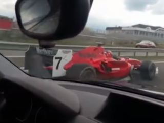 Politie zoekt bestuurder van raceauto die op de snelweg reed