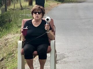 Vrouw is snelheidsduivels zat en 'flitst' auto's met een föhn