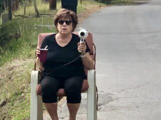 Vrouw is snelheidsduivels zat en 'flitst' auto's met een föhn