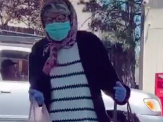 Tieners verkleden zich als oude oma's met mondkapjes om drank te scoren