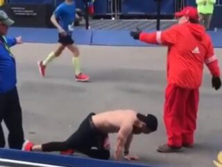 Beelden van marinier die kruipt over finish van marathon in Boston gaan viral