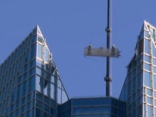 Deze glazenwassers beleefden de nachtmerrie van iedereen met hoogtevrees