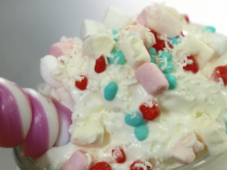 Smelt overgebleven chocoladeletters om tot warme 'unicorn' chocolademelk