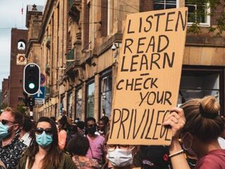 Zo ga je ongemakkelijke gesprekken over racisme aan