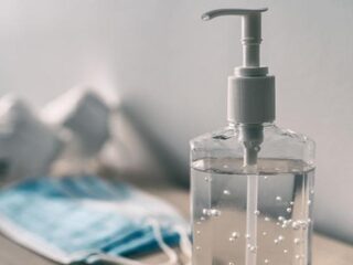 Ophef om foto van scholieren die verkleed als 'Chinezen' met bord 'Corona Time' poseren