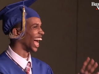 Student met spraakstoornis laat de zaal lachen tijdens afstudeerspeech