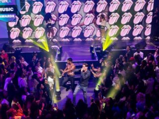 Ouassima duikt backstage tijdens de FunX Music Awards