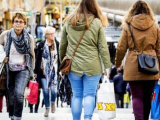 Rotterdamse meisjes helpen politie 70 zakkenrollers aan te houden