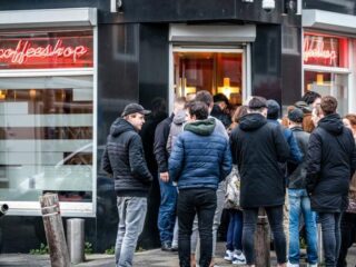 Coffeeshops gaan open met een afhaalloket