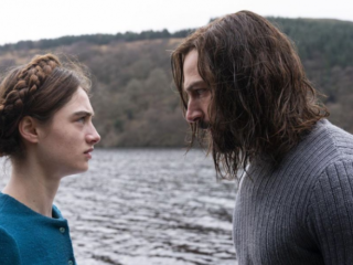 Michiel Huisman is een duistere sekteleider in horrorfilm 'The Other Lamb'