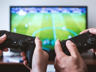Politie reageert op melding huiselijk geweld, blijkt woedende man na verloren potje FIFA