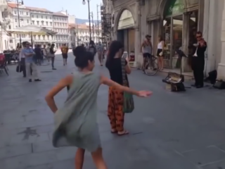VIDEO: Palestijns meisje danst spontaan op straat in Italië
