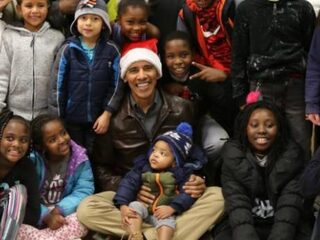 Video: Obama speelt Kerstman en verrast kinderen met cadeaus