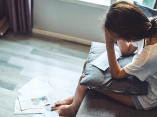 Eva's paspoort is ongeldig door studieschuld: "Ik kan het land niet uit"